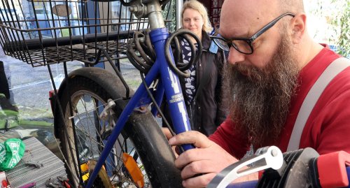Fahrräder werden in Karlsruhe für den Frühling fit gemacht