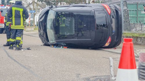 Neues am Mittag: Auto kippt bei Unfall auf die Seite