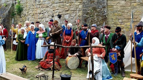 Brettener Gruppen stellen Bauernaufstand auf Burg Steinsberg nach