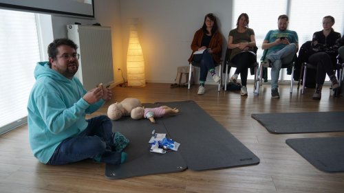 Eltern lernen in Sulzfeld lebensrettende Maßnahmen für Kindernotfälle