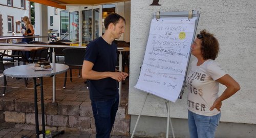 Waldbronner Bürgermeisterkandidat Sebastian Haag im Straßenwahlkampf