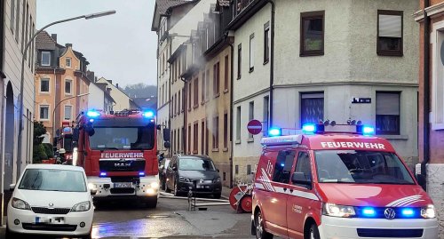 Pforzheimer Feuerwehr löscht Brand in Mehrfamilienhaus