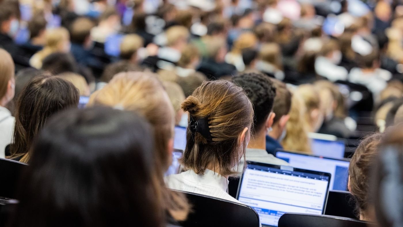 297.000 Menschen machten 2023 ersten Studienabschluss