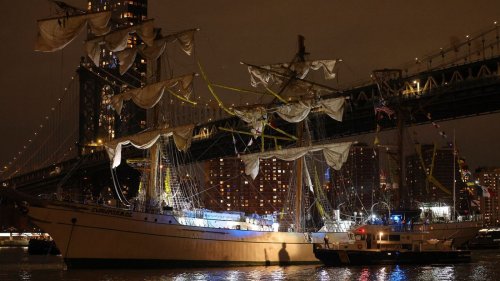 Segelschiff prallt gegen Brooklyn Bridge – Zwei Tote