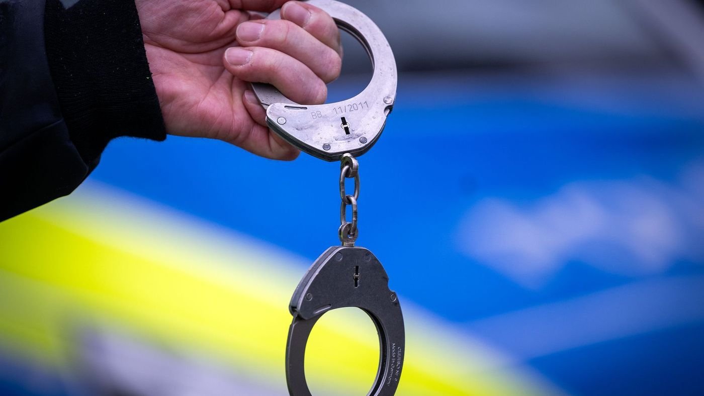 Mann mit Schwert auf Marktplatz löst Polizeieinsatz aus