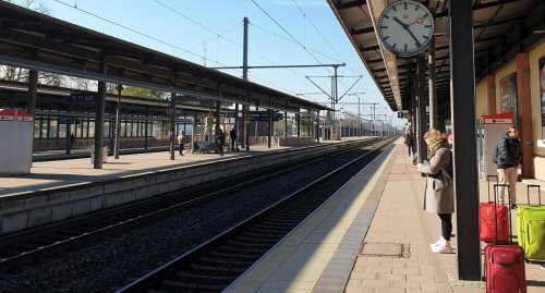 Passagiere warten stundenlang: Zwei ICE-Züge rauschen an Baden-Baden vorbei
