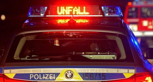 Auto überschlägt sich auf Autobahn bei Karlsruhe: Zwei Frauen schwer verletzt