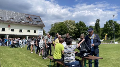 Bürger von Gölshausen gestalten Ortsschild bei Foto-Aktion