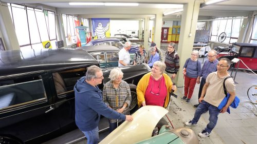 Teilnehmer dürfen Oldtimer im Verkehrsmuseum Karlsruhe anfassen