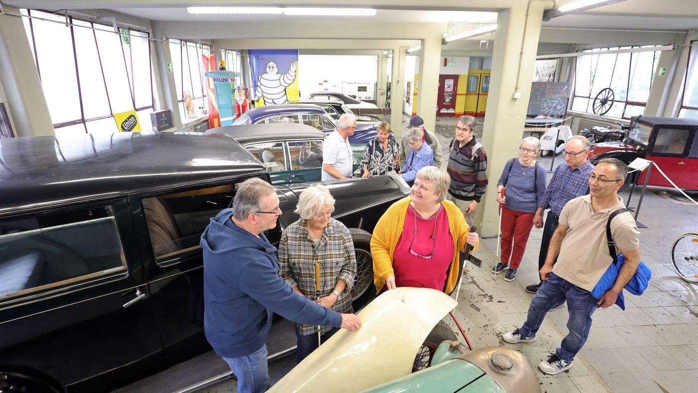 Teilnehmer dürfen Oldtimer im Verkehrsmuseum Karlsruhe anfassen