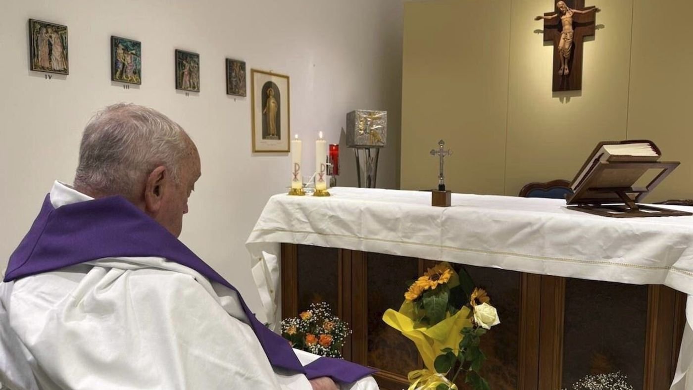 Vatikan veröffentlicht erstes Foto des kranken Papstes Franziskus