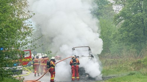 VW-Bus gerät auf der A5 bei Weingarten in Brand – Fahrer reagiert schnell