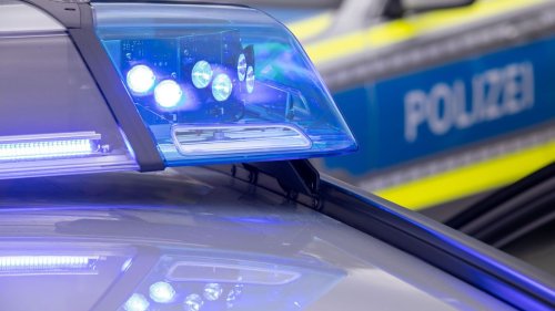 Verfolgungsfahrt auf A5 – Fahrer prallt gegen Baum
