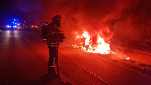 Auto brennt auf der L566 zwischen Rheinstetten und Ettlingen