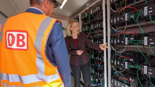 Bahn nutzt Stromspeicher aus alten E-Auto-Batterien