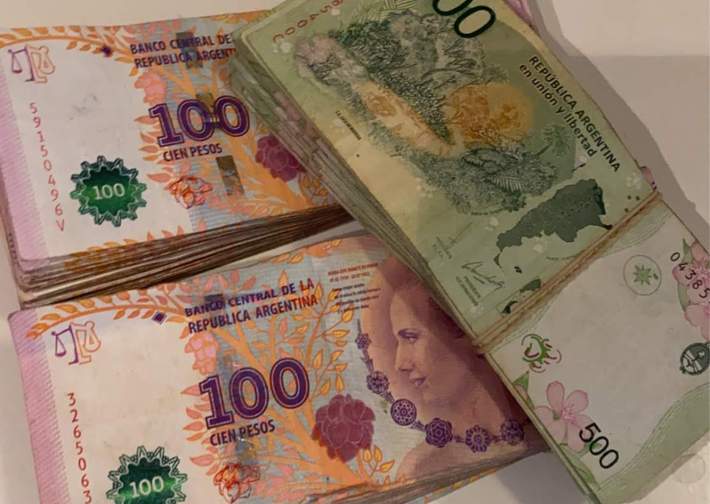 70 евро. Песо в евро. Песо в евро. Банкнота колумбии 5000 песо 2018 года. 99 euro на манатах.