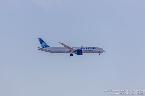 Airplane Art - United Airlines Boeing 787-9 on final approach to Chicago O'Hare International - Economy Class & Beyond