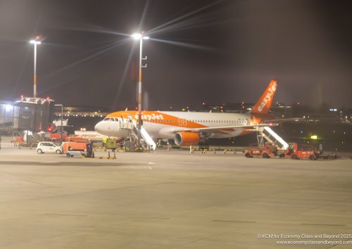Airplane Art - easyJet Switzerland Airbus A320 at Hamburg Airport - Economy Class & Beyond