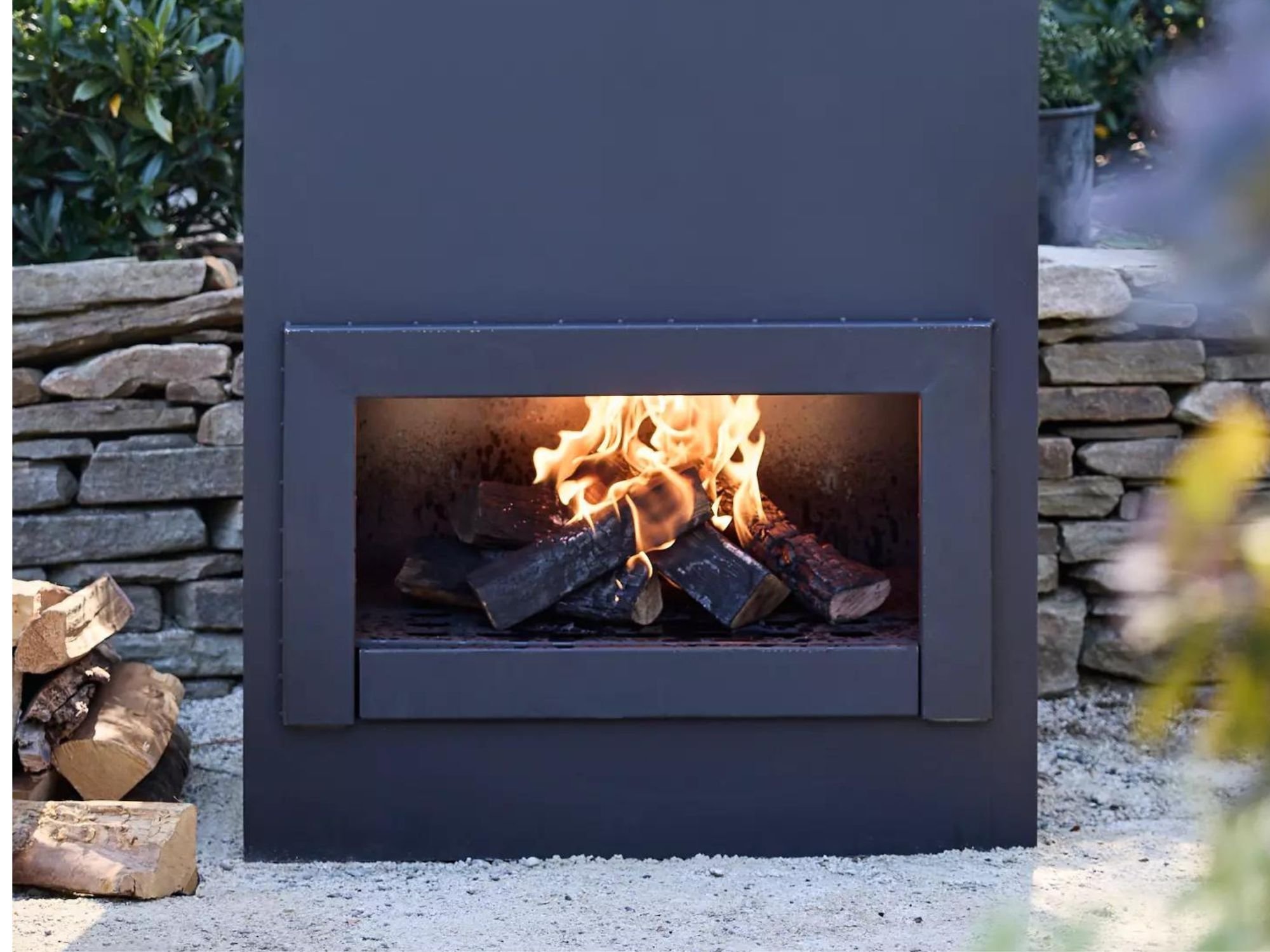 The Best Outdoor Fireplaces for a Cozy Backyard