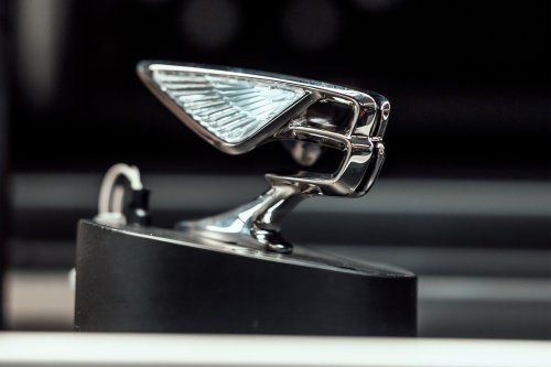 La "B" voladora: así se fabrica la insignia de capó de Bentley (vídeo)