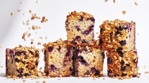 Use Store-Bought Granola For an Easy Crumb-Topped Blueberry Cake