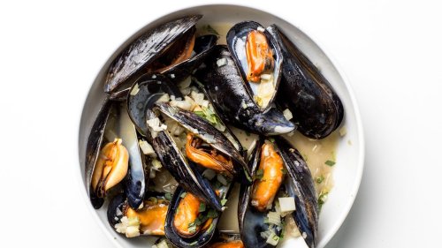 How to Cook Mussels Like Some Kind of Professional Mussel-Cooker