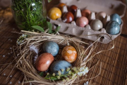 4 kreative Ideen, um Eier für Ostern zu färben