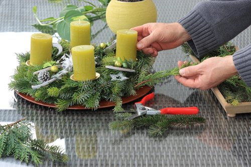 Wie man einen Adventskranz aus dem eigenen Garten bindet