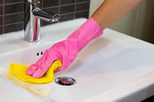 Dieses Hausmittel wirkt Wunder gegen Kalk im Haushalt