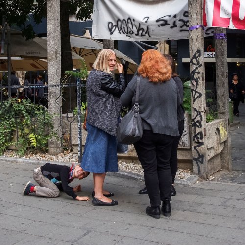 This Photographer Captured 40 Unexpectedly Funny Moments Spotted On The Streets