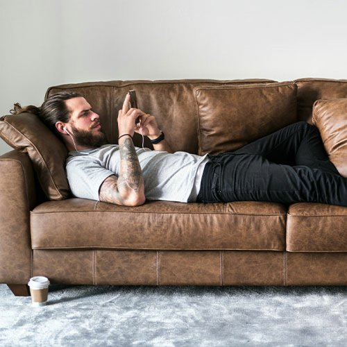 “Bum‑Maxxing” Sparks Concern As Experts Say It Drives Men Toward Their Worst Selves
