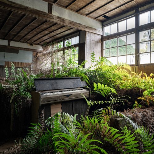 I Traveled 1,200km Across Japan To Find And Photograph Forgotten Pianos In Abandoned Places (11 Pics)