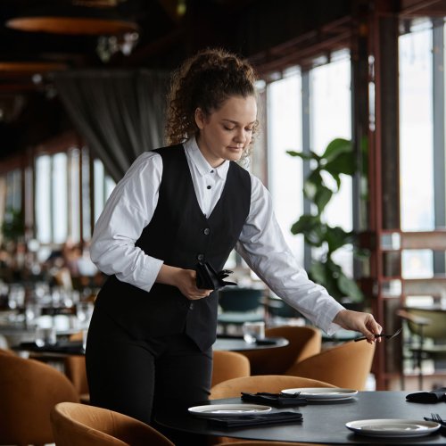 Waitress Left Upset After Reviewing Her Tips For The Day: “So Happy Not To Live In America!”