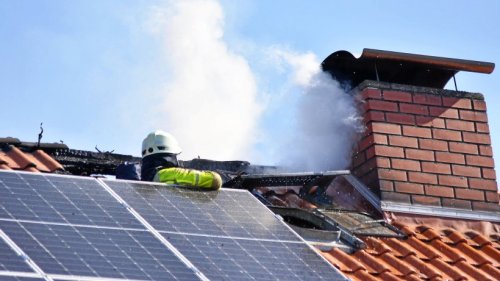 Kreis Gifhorn: Leiferder Dach brennt unter Photovoltaik-Anlage