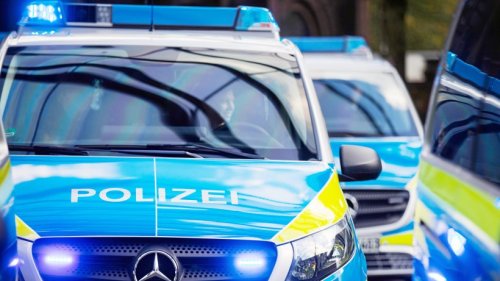 Ruhestörung in Helmstedt: Menge greift Polizeibeamte an