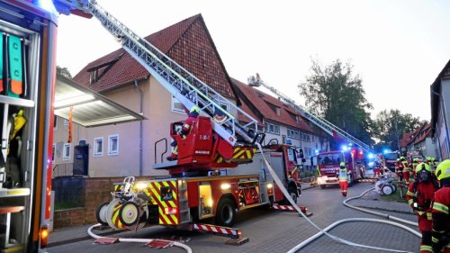 Dachstuhl-Brand in Salzgitter-Bad – Feuerwehr rettet Bewohner