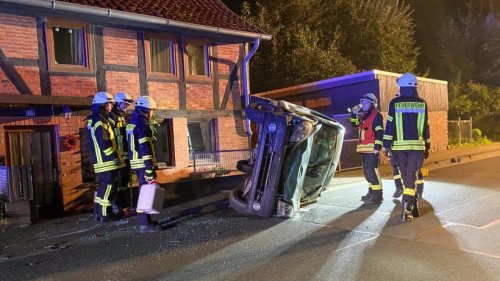 Unfall bei Baddeckenstedt: Auto durchbricht Stahlzaun