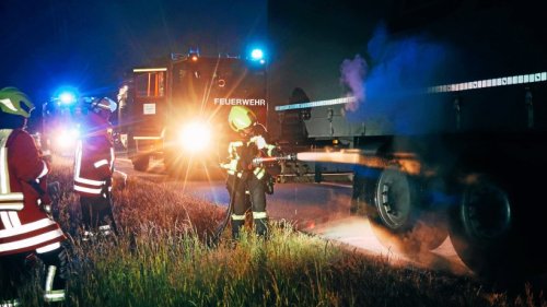 Feuerwehreinsatz: Lkw-Reifen gerät auf A39 bei Thiede in Brand