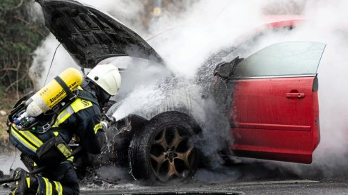 Feuerwehr: Drei Autos brennen bei VW im Testzentrum Ehra