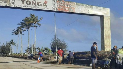 Landebahn auf Tonga von Asche befreit