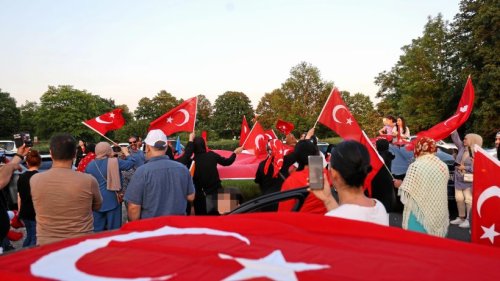 Mehrere hundert Türken feiern Erdogan-Sieg am Salzgittersee