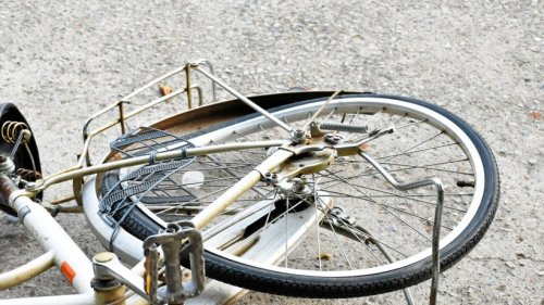 Peine: Auto bringt Fahrradfahrer zu Fall und flieht
