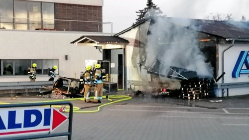 Aldi-Markt in Westhagen brennt: Feuerwehr noch im Einsatz