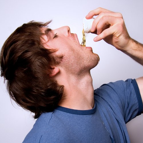 Ekel-Frühstück: Mann isst rohe Eier und Gehirn