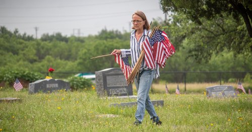 Volunteers needed to help place flags on veterans’ graves on Saturday