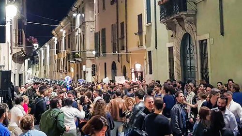 🟠 Tavoli in strada, 12 palchi e musica live: arriva la Festa del Carmine