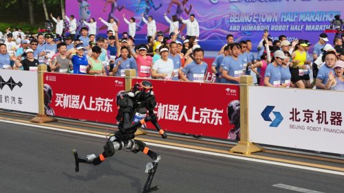 A humanoid robot sprints past the human half-marathon world record in Beijing race | Flipboard