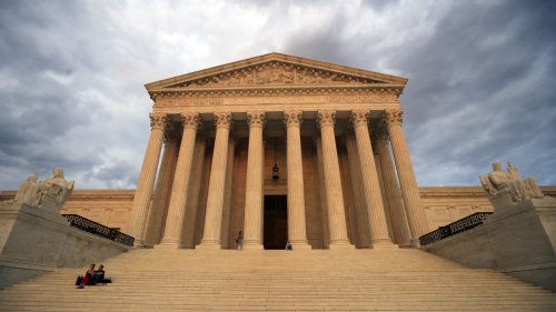 Supreme Court blocks, for now, new deportations under Alien Enemies Act