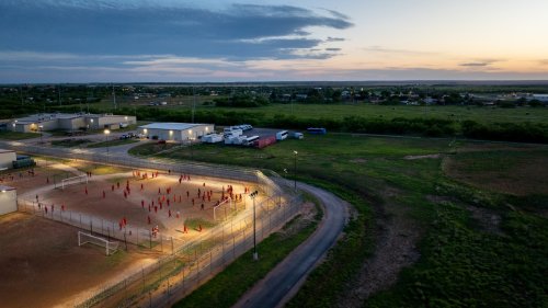Supreme Court extends pause on deportations under Alien Enemies Act in Texas