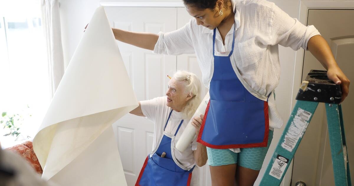 She's 86. She's 28. They love their hang time as the wallpaper queens of Los Angeles.
